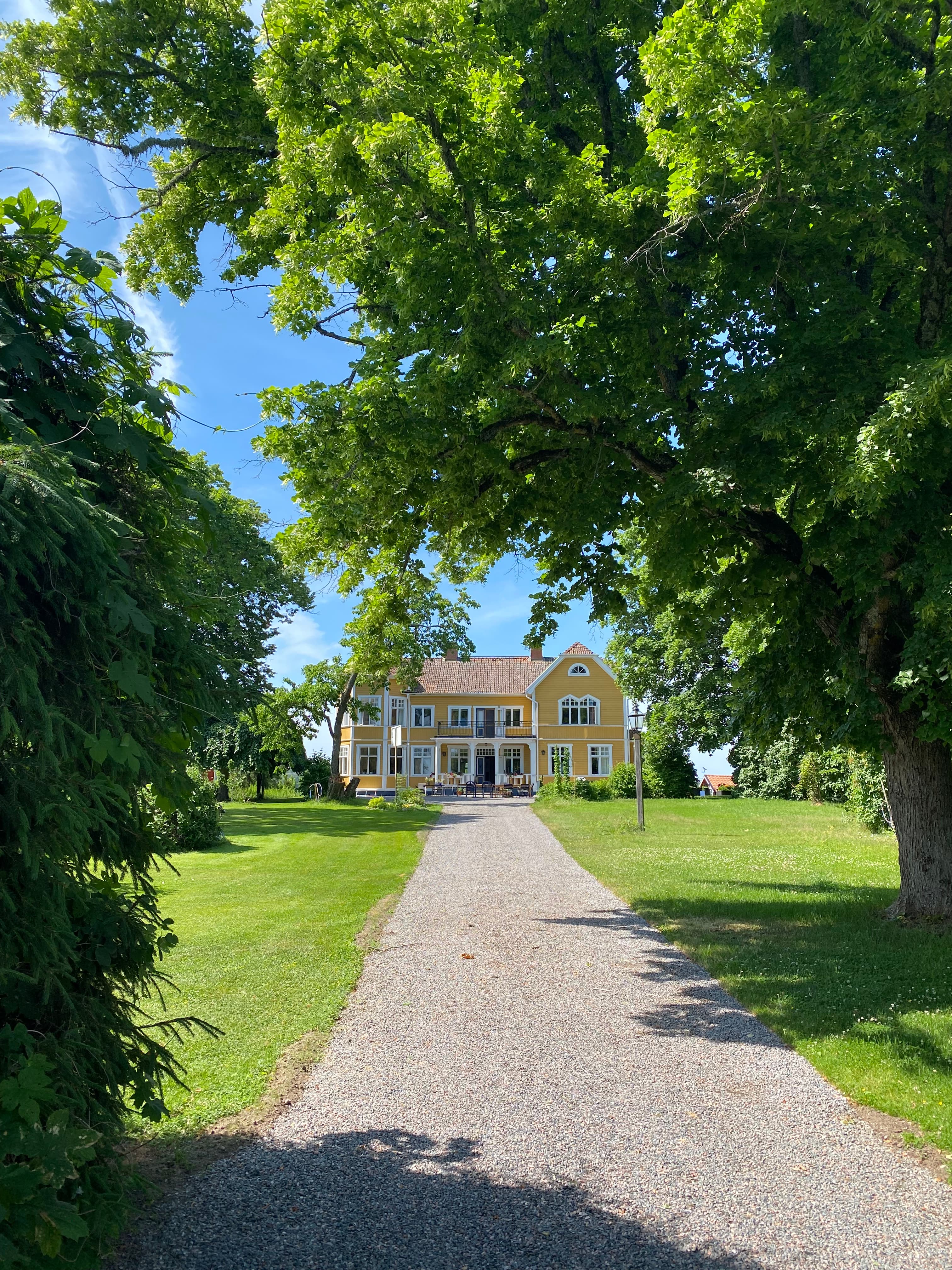 Front view of Ullsta Gård